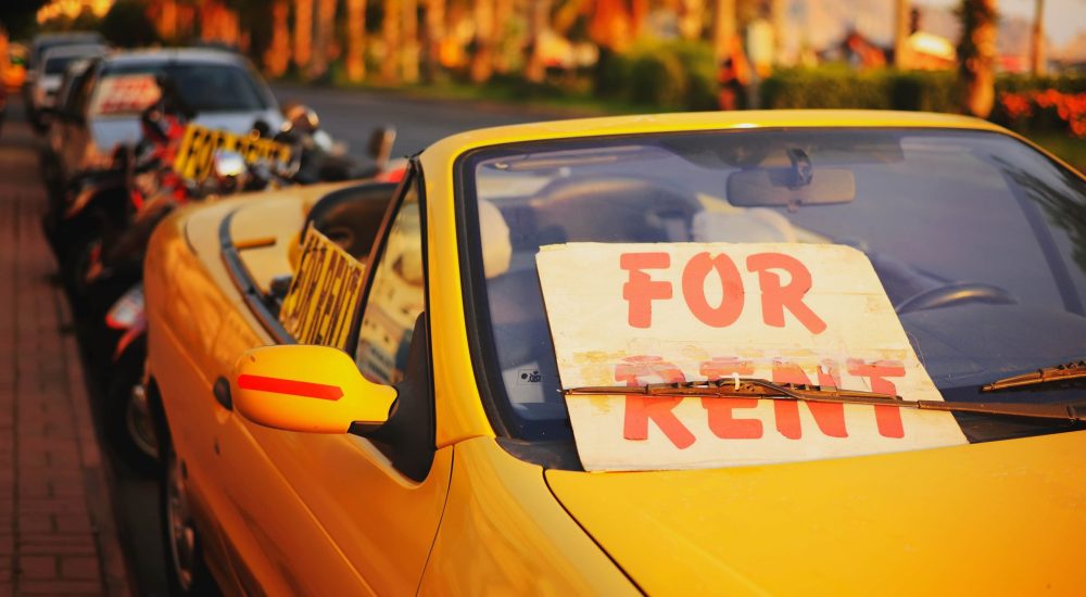 A line of rental cars for rent in Hawaii